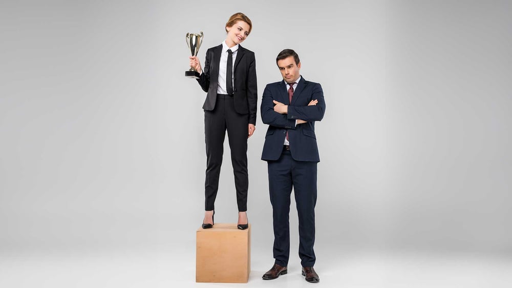 Ein Foto zeigt eine Frau mit Pokal und einen Mann