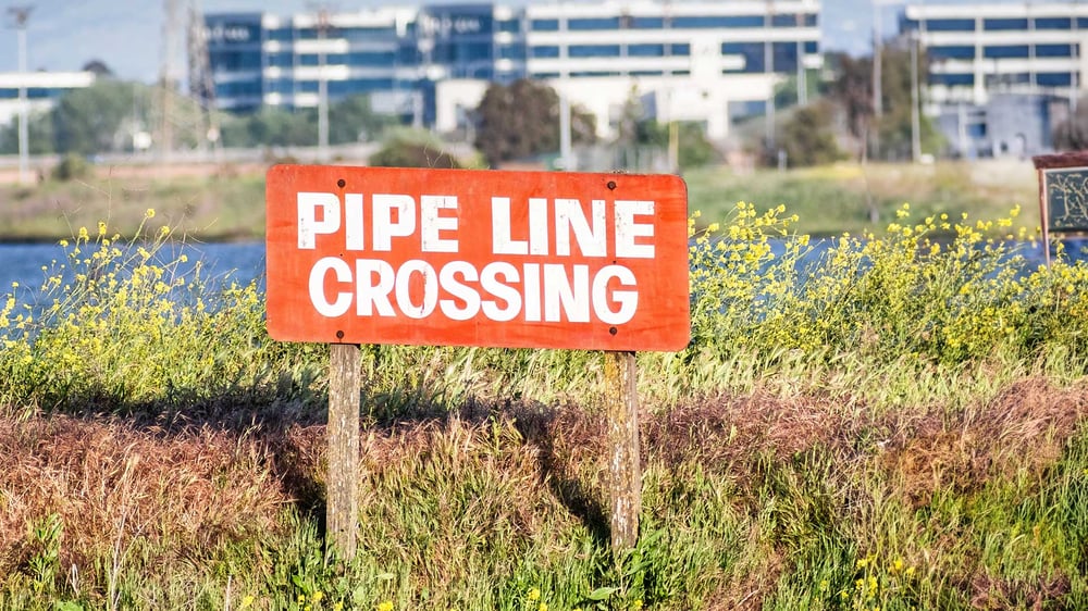 Ein Schild welches auf eine Pipeline hinweist